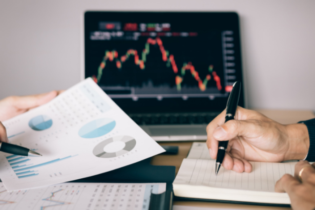 Rodrigo Balassiano explica como a estrutura dos fundos padronizados e não padronizados influencia diretamente na gestão e nos riscos para o investidor.