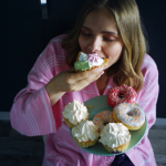 Alexandre Costa Pedrosa analisa o que a ciência já comprovou sobre a relação entre consumo de açúcar, picos de ansiedade e desequilíbrios emocionais no dia a dia.