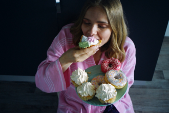 Alexandre Costa Pedrosa analisa o que a ciência já comprovou sobre a relação entre consumo de açúcar, picos de ansiedade e desequilíbrios emocionais no dia a dia.