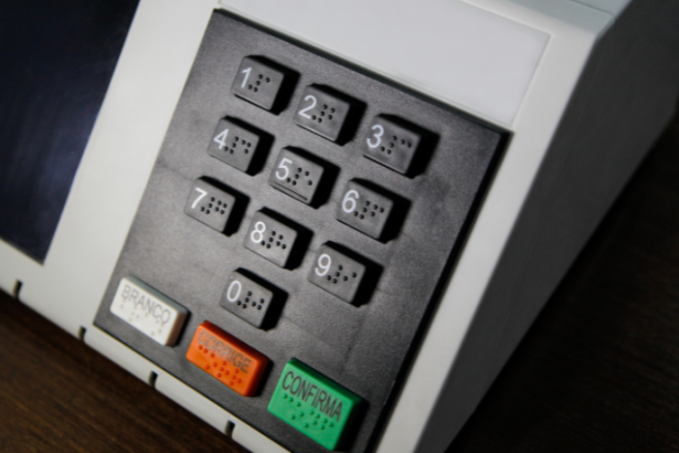 Inteligência Artificial e Desinformação nas Eleições de 2026: Riscos e Desafios para a Democracia