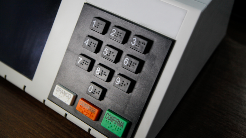 Inteligência Artificial e Desinformação nas Eleições de 2026: Riscos e Desafios para a Democracia