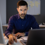 Escassez de profissionais de tecnologia no Brasil: desafios, impactos e caminhos para reverter a perda anual de talentos