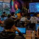 Como a descentralização da tecnologia e os eventos de inovação transformam as periferias urbanas
