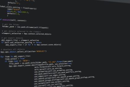 Close-up de código Python exibido na tela de um computador, representando programação e desenvolvimento de software.