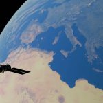 Satélite orbitando a Terra, com o mar Mediterrâneo e continentes ao fundo