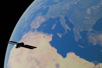 Satélite orbitando a Terra, com o mar Mediterrâneo e continentes ao fundo