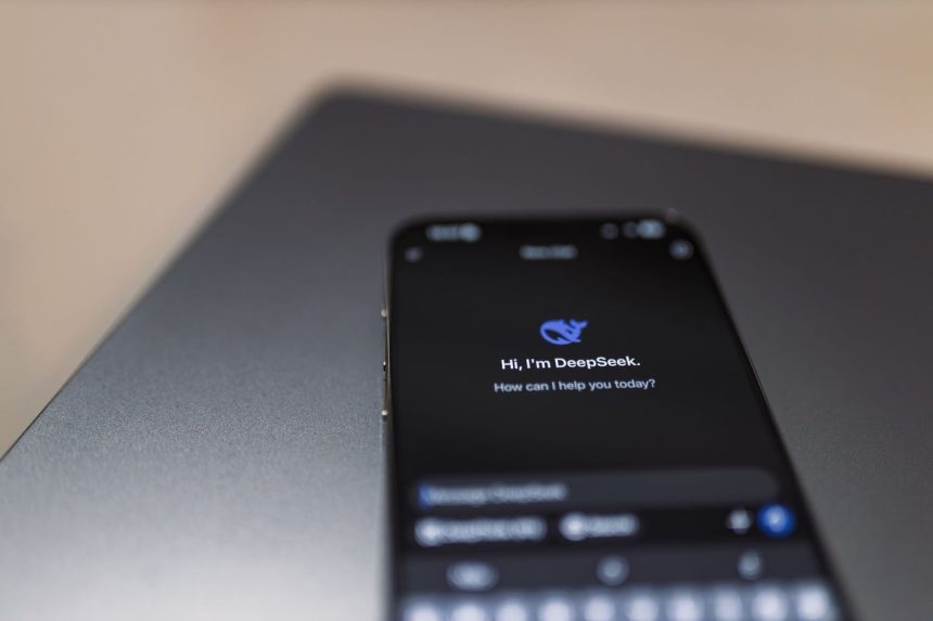 Smartphone com interface de assistente de inteligência artificial sobre um laptop.